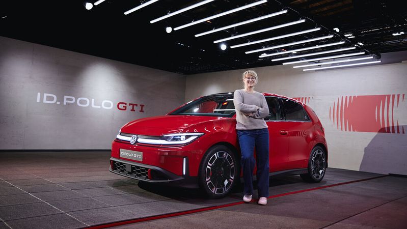 Mit dem ID.Polo GTI feiert das erste vollelektrische Modell seine Weltpremiere - genau 50 Jahre nachdem der erste GTI überhaupt debütierte. Next-Mobility-Redakteurin Stefanie Eckardt gewann bereits Anfang April 2026 in Hamburg erste Einblicke.  (Bild:  IvoHercik.com)