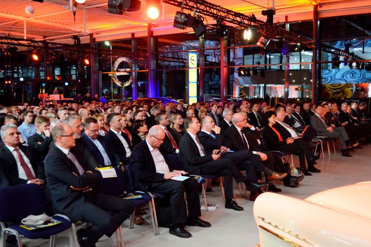 Volles Haus zur Eröffnung des neuen Opel-Autohauses der Peter-Gruppe. (Bild: Rehberg / »kfz-betrieb«)