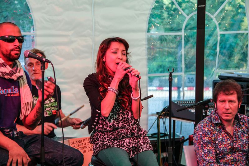Wem die gut klimatisierte Gießerei noch keine Schweißperlen auf die Stirn gezaubert hatte, dem heizte die Rockband am Abend gehörig ein. (Bidl: Behringer)