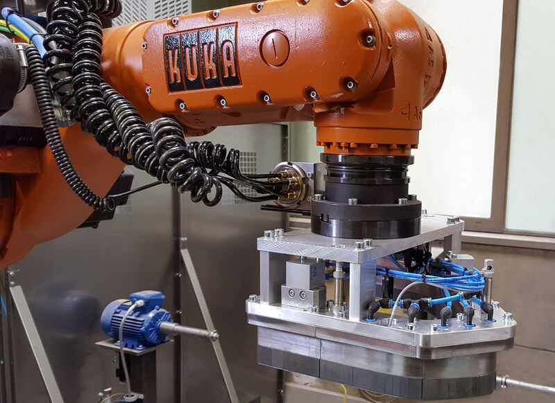Das Zuführsystem am 6-Achs-Industrieroboter leitet die Werkstücke dem Arbeitsraum zu. Der Roboter hält die Werkstücke dann in den richtigen Positionen an die Schleif- oder Polierstationen. (SHL)