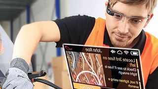 Die Datenbrille ermöglicht einen einheitlichen Prüfstandard und eine verlässliche Prüfung von Befestigungsschrauben. (Ubimax)