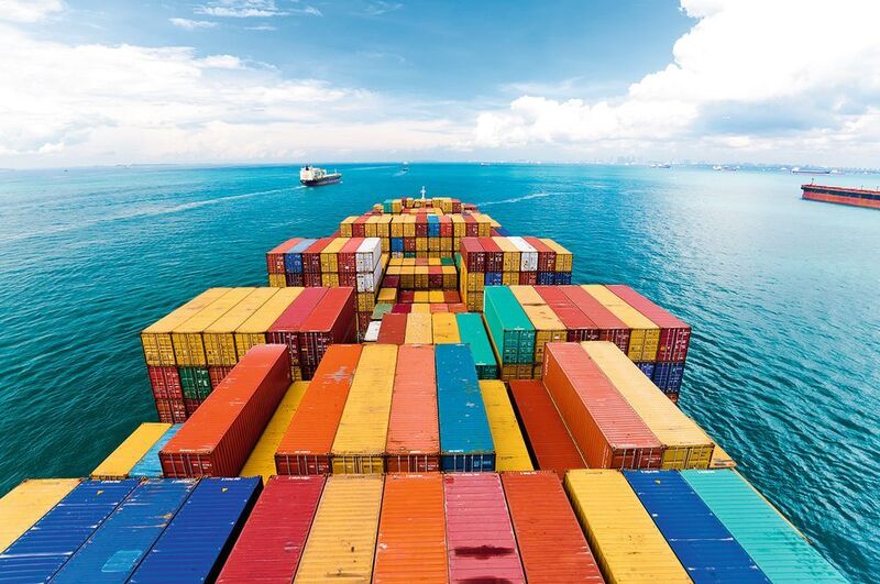 Papierlose Prozesse könnten etwa die Container- schifffahrt wesentlich effizienter und sicherer machen. (©donvictori0 - stock.adobe.com)