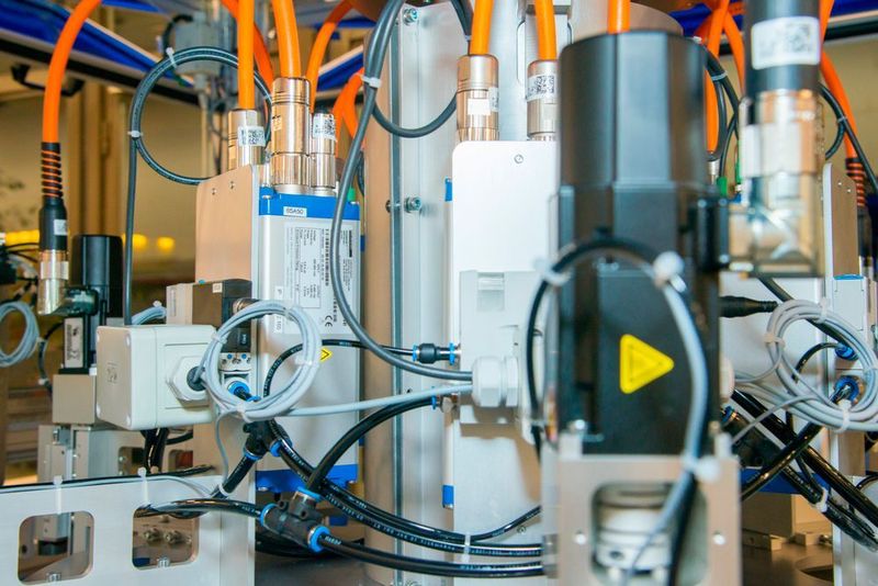 Die dezentralen Servoregler AKD-N sind platzsparend um die Mittelachse der Maschine platziert. (Kollmorgen)