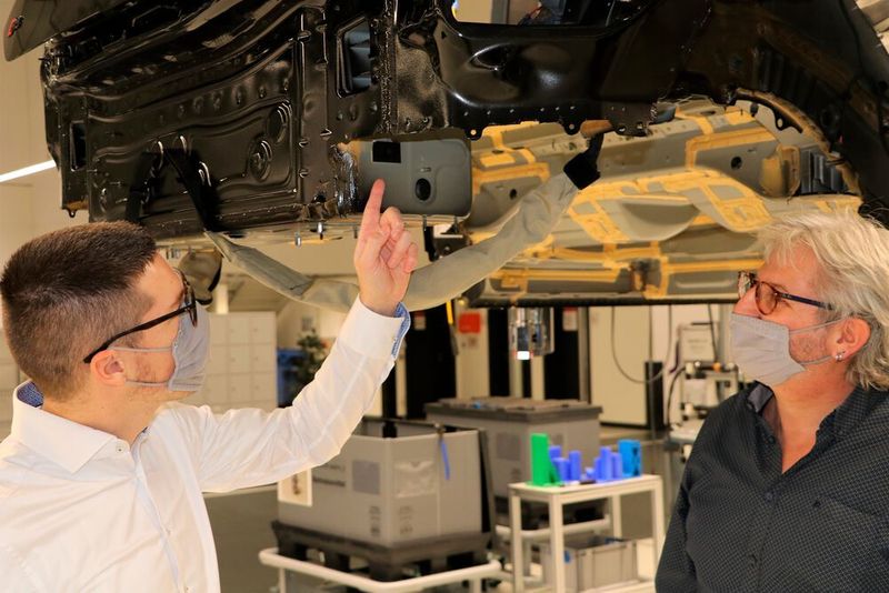 Jedes am Standort gefertigte Fahrzeug erhält beim ersten Fertigungsschritt einen RFID-Datenträger. (Audi)