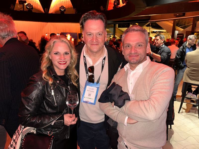 Bettina Roderhoff (Samsung) mit den stolzen Gewinnern David Holzwarth und Alexander Erraß (Shop-IQ GmbH), die in der Kategorie “Display Business Excellence Award 2024, Signage Hypergrowth” gewonnen haben. (Bild: Vogel IT-Medien )
