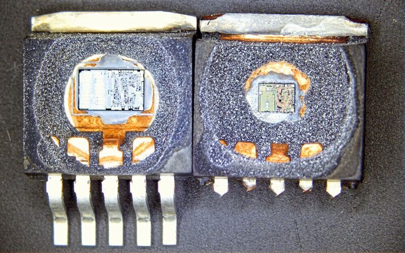 Texas Instruments LM2596: Der Schaltregler links ist das Original, rechts die Fälschung mit deutlich kleinerem Chip und geringerer Strombelastbarkeit.
 (HTV)