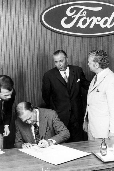 Henry Ford II., der Enkel des Firmengründers, unterschreibt bei der offiziellen Einweihung des Werks im Juni 1970 die Gründungsurkunde und bezeichnet den Standort Saarlouis in seiner Festrede als „eines der schönsten Ford-Werke der Welt”. (Ford AG)
