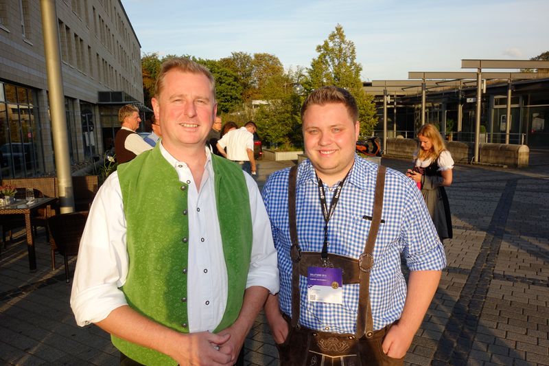 Auch in Limburg bekommt man eine Tracht zu kaufen (l.) Alexander Thorn und Maximilian Fasel, Pauly Büromaschinen. (Bild: IT-BUSINESS)