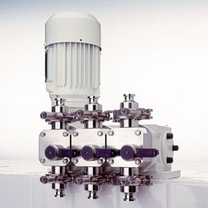 Um Mischungsfehler zu vermeiden, wurden die Pumpen in der Triplex-Variante ausgeführt: mit drei Pumpenköpfen je Pumpe und Motor. Ein Pulsationsdämpfer ist damit unnötig.