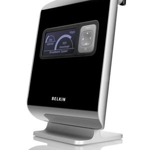 Der N1 Vision Router besitzt als erster seiner Art ein LC-Display zur Anzeige von Statusmeldungen.