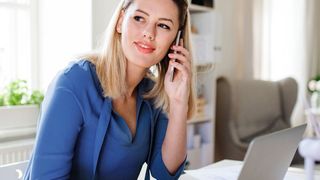 Immer mehr Arbeitnehmer arbeiten in der Krise vom heimischen Schreibtisch aus. (Bild: © Halfpoint - stock.adobe.com)