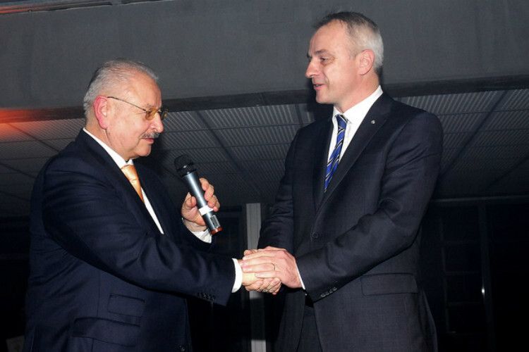 Handschlag für die Ewigkeit: Thomas Werner Zahn (re.), Vertriebsleiter Volkswagen Pkw Deutschland, reicht Jürgen Karpinski die Hand als Zeichen für die Partnerschaft. (Foto: Zietz)