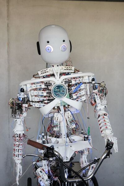 Roboy 2.0 ist ein Forschungsprojekt der Technischen Universität München. Der Roboter soll dem Menschen im gesamten Auftreten so nahe wie möglich kommen. (Image courtesy of Roboy)