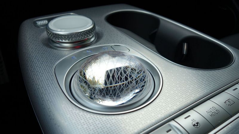 Schönes Gimmick: In der Mittelkonsole befindet sich die „Chrystal Sphere“. (Bild: Wehner/Vogel Communications Group)