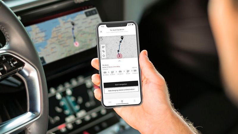 Apps können Elektroautofahrer unter anderem bei der Routenplanung unterstützen.(Bild:  Audi)