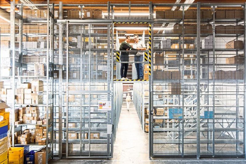 Unterschiedliche Fachboden-Regaltypen bieten genügend Platz für die Lagerlogistik des Smartphone-Spezialisten PHF und das Vorhalten des sehr großen Spektrums an Kleinteilen. (Schulte Lagertechnik)