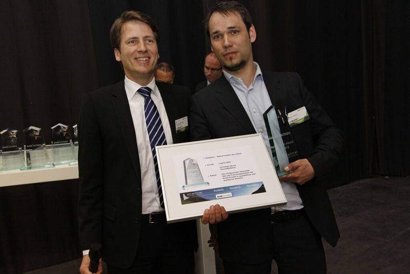 Volker Flemming (links), Leiter des Telco-Bereichs von ALSO Actebis, zeichnet Christoph Struck, Geschäftsführer von LogiTel, als erfolgreichsten Netzvermarkter aus. (Archiv: Vogel Business Media)