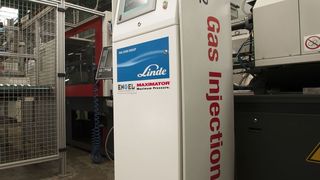 Das von Linde und Maximator entwickelte System PLASTINUM© GIM C zum Einsatz von Kohlendioxid (CO2) beim Spritzgießen mit Gas-Innendruck-Technik (GID) kommt jetzt erstmals in der Serienproduktion zum Einsatz. (Bild: Linde)