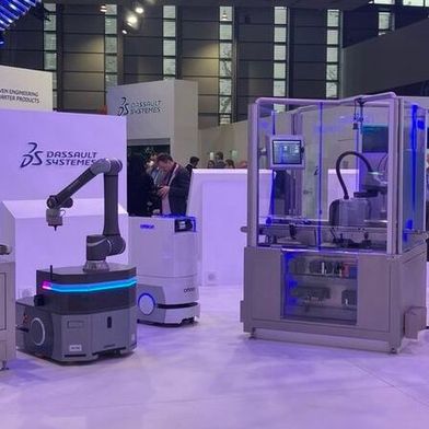 Auf der Hannover Messe 2026 zeigen Dassault Systèmes und Omron, wie durch den Einsatz mobiler Roboter, fortschrittlicher Modellierung und Simulation, Echtzeit-Datenintegration sowie integrierter Cybersicherheit Produktionssysteme entstehen, die sich virtuell entwerfen, testen und optimieren lassen, bevor sie physisch umgesetzt werden. (Bild: M. Zwettler/VCG)