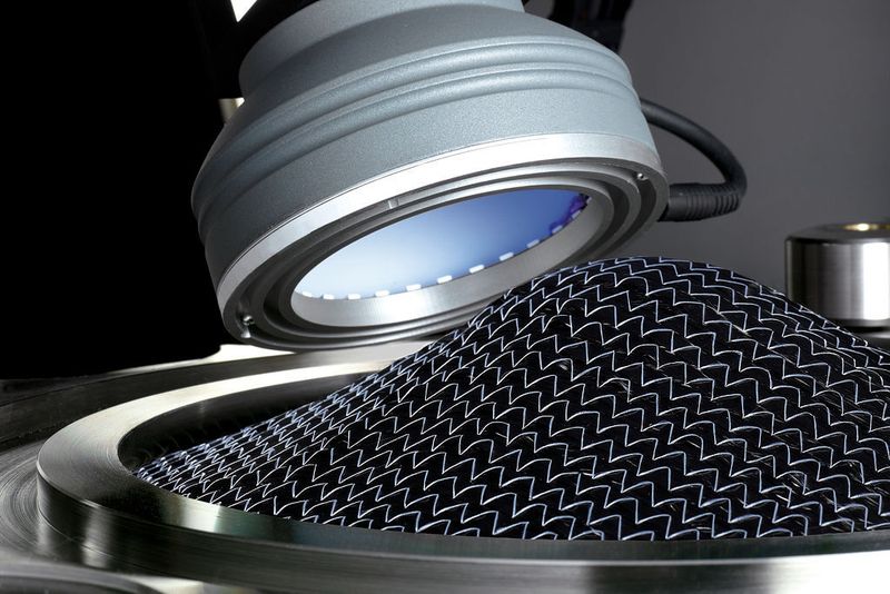 Ermittlung der Drapierbarkeit Der Drapetest erfasst optisch Drapiereffekte und deren Ausprägung während der dreidimensionalen Umformung. Die Ergebnisse werden softwareunterstützt ausgewertet.  (Bild: Textechno)