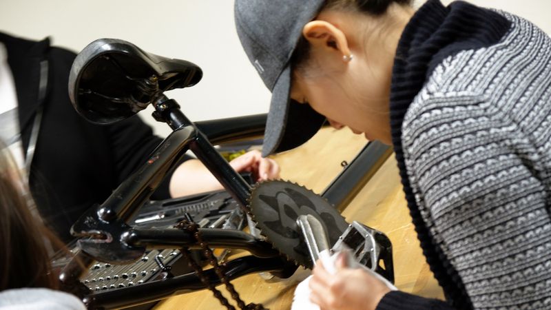 Ingenieurskunst zum Anfassen: Die Kombination aus digitalen Tools und handwerklicher Problemlösung bereitet die nächste Generation von MINT-Absolventen auf die Industrie von morgen vor.(Bild:  Stratasys)