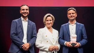 Ein Meilenstein für wegweisende KI-Innovationen aus Baden-Württemberg ist das 2D-Grasping-Kit von Schunk! Dr. Nicole Hoffmeister-Kraut übergibt deshalb den Preis „KI-Champions BW 2025“ an Henry Kistenmacher (links), Product Sales Automation Cells, und Timo Gessmann (rechts), CTO bei Schunk. (Bild: F. Iannone)