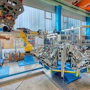 Ein 4-Stationen-Drehtisch mit Bauteilaufnahmen von Dalex positioniert die eingelegten Bauteile zu den verschiedenen Bearbeitungsstationen für das Punkt- und Buckelschweißen, das Kleben und das Handling derselben bei WMU.