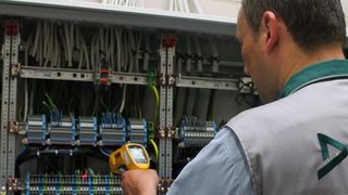 Micheal Klaus bei der Arbeit: Als Sachverständiger für Elektrotechnik ist er hauptsächlich für die Prüfung von elektrischen Anlagen und Betriebsmitteln in der Industrie zuständig. (Dekra)