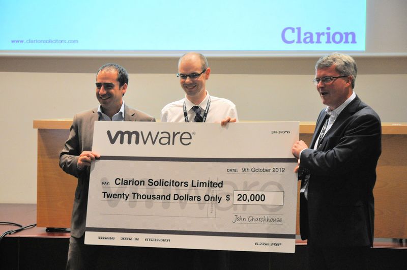 Duncan James, Infrastructure Manager bei der Anwaltskanzlei Clarion (M.), erhält den „Thinking Big“-SMB-Award von den VMware-Managern Benjamin Caller (l.) und John Churchhouse. (Michael Hase / IT-BUSINESS)