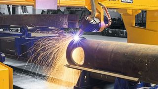 Microstep hat eine Vielzahl von Lösungen für die hochpräzise 3D-Bearbeitung von Rohren, Profilen und Trägern entwickelt – einschließlich vollautomatischer Materialbehandlung. Es gibt multifunktionale Anlagen oder reine Rohr- oder Profilschneidanlagen wie hier im Bild die Profilecut. (Microstep)