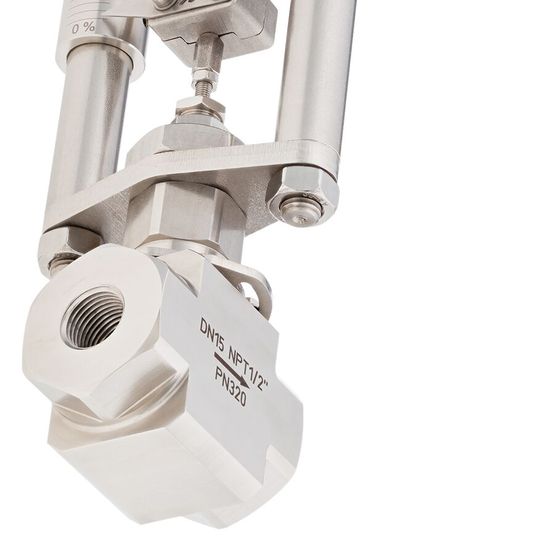 Das Mikroventil Typ 7042 verfügt über ein aus Edelstahl-Vollmaterial gearbeitetes Ventilgehäuse, gehärtete Ventilspindeln sowie eine metallisch dichtende, austauschbare Sitzgarnitur aus gehärtetem Edelstahl oder Hartmetall.(Bild:  Schubert & Salzer Control Systems GmbH)