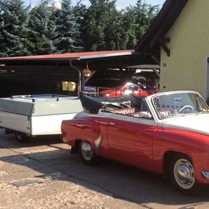 Ein Wartburg 311/2 Cabrio mit Anhänger. Nur etwa 2.670 Exemplare sollen von 1956 bis 1960 gebaut worden sein. (Bild:  Hubert Rein)