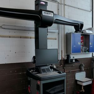 Der Achsmessstand kann mit seiner zugehörigen Bühne auch für die FAS-Kalibrierung genutzt werden.(Bild:  Wenz - VCG)