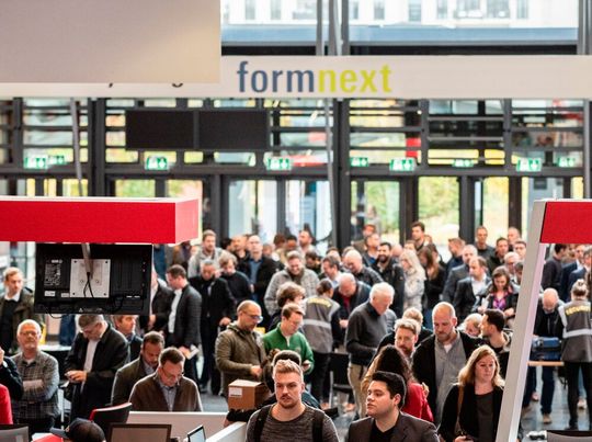 Seit dem 8. November läuft die neunte Ausgabe der Formnext in Frankfurt am Main. Wie der Veranstalter Mesago Messe Frankfurt betont, sei bereits der Eröffnungstag ein großer Erfolg gewesen. Hier weitere Details ...(Bild:  Mesago Messe Frankfurt / M. Kutt)