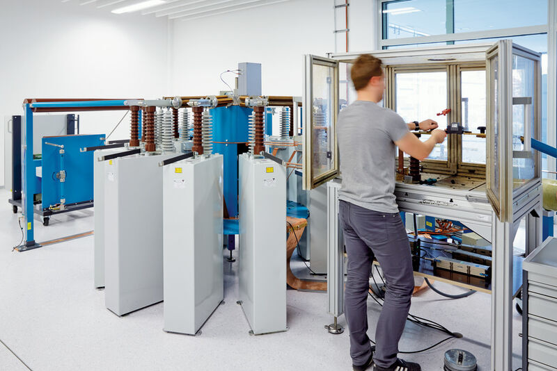 Die Stoßstrom-Prüfanalage erzeugt Blitzströme bis 100 kA und 200 kA. Damit lassen sich Überspannungsschutzgeräte der höchsten Leistungsklasse normgerecht prüfen. (Phoenix Contact)
