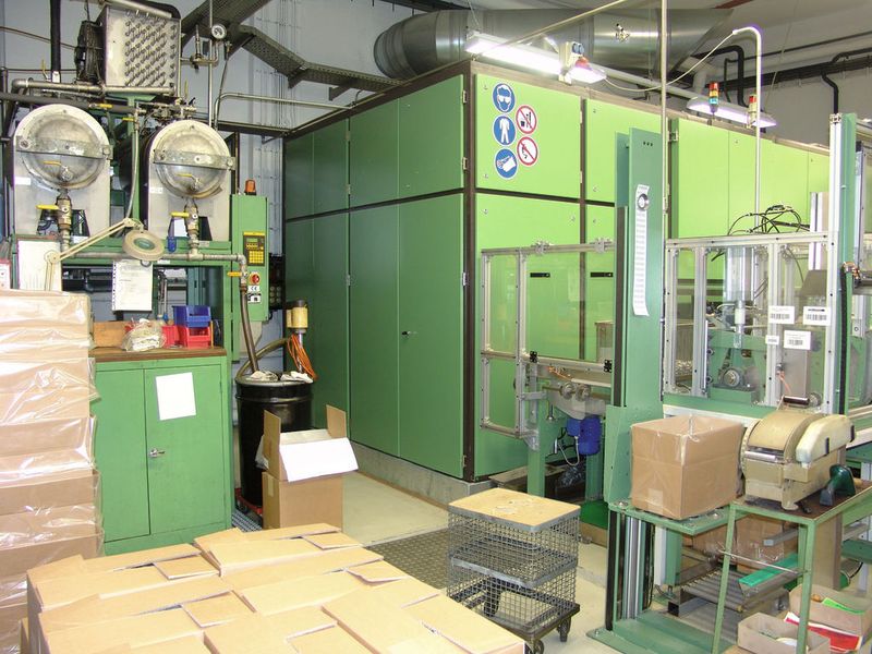 Eng geht’s zu im Euscher-Werk EE1: die neue V3-Reinigungsanlage inklusive Destillation (links). Nach der Reinigung werden die Tiefziehteile verpackt. (Archiv: Vogel Business Media)