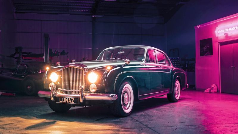 Lunaz hat für den Umbau ein eigenes, modulares System entwickelt, welches E-Motoren mit einem Leistungsspektrum von 135 bis gut 600 PS sowie auf den Bauraum anpassbare Batteriegrößen umfasst. (Bild: Lunaz Design)