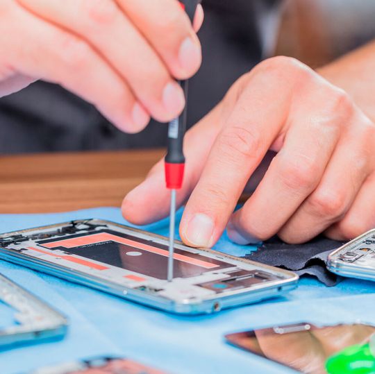 Nach einer Umfrage des TÜV-Verbands bringt nur knapp ein Drittel der Befragten beschädigte Handys zur Reparatur.(Bild:  karepa - stock.adobe.com)