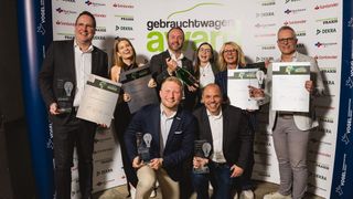 Beim Gebrauchtwagen Award 2026 gab es gleich drei Gewinnerbetriebe: In der Kategorie Vertragshandel sicherte sich Weller Performance den ersten Platz, in der Kategorie Freier Handel landete Auto Expo ganz oben auf dem Siegertreppchen. Zudem verlieh die Jury an Süverkrüp und Sternpartner den Sonderpreis Innovation. (Bild: Stefan Bausewein)