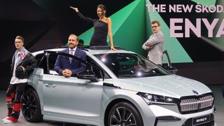 Skoda will mit dem Enyaq nochmals den Absatz erhöhen und sich ins Zeitalter der Elektromobilität transformieren. Bei der Modellpremiere zeigten sich die Markenvertreter sehr zuversichtlich. (Bild: Grimm/»kfz-betrieb«)