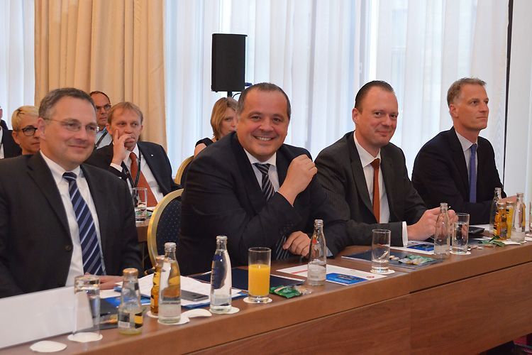 Die Führung von Seat Deutschland stand den Seat-Partnern Rede und Antwort: (v.li.) Vertriebschef Hans-Jürgen Kronenberg, Geschäftsführer Bernhard Bauer, der Leiter Flotten, Marcus Hoffmann, und der Aftersales-Verantwortliche Kristian Kremer. (Foto: Grimm)