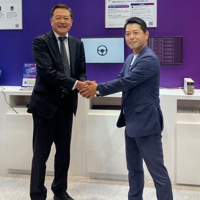 Gemeinsame Entwicklung: Akihiko Kawai, Managing Director von Elektrobit Nippon und Bungo Mizumoto, President und Representative Director von ETAS bekräftigen ihre Zusammenarbeit an der integrierten ADAS-Softwarebasis.
 (Bild: ETAS)