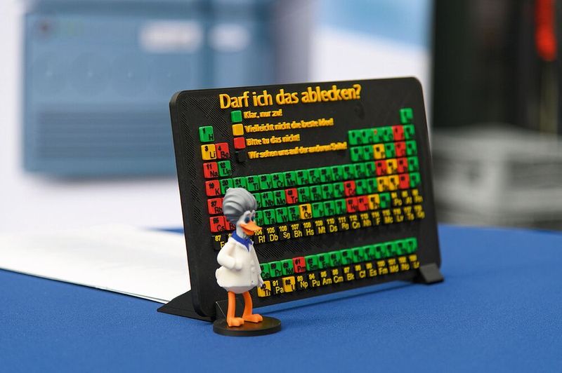 Dieses coole Periodensystem der Elemente hat das Team von Quacx 3D-gedruckt. Wenn der Feinschliff fertig ist, gibt es vielleicht eines davon am kommenden Praxistag HPLC zu gewinnen, 28. und 29. Oktober 2026 in Fürstenfeldbruck (bei München).    Mehr Infos zu den kommenden LAB-SUPPLY-Messen finden Sie auf www.lab-supply.info (Bild: Stefan Stark)