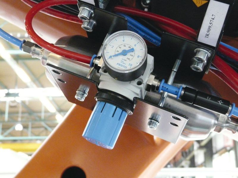 Über ein Druckregelventil lässt sich die Rückzugskraft des Systems einstellen.  (Igus)