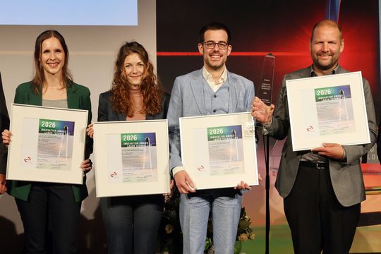 Das Team der 4Jet Microtech GmbH aus Alsdorf (D) gewann den ersten Preis des diesjährigen «Innovation Award Laser Technology» für ihr innovatives Verfahren zur grossflächigen Mikrostrukturierung.(Bild:  Fraunhofer ILT, Aachen / Andreas Steindl.)