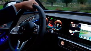 Vernetzte Fahrzeuge können Informationen aus ihrer Umgebung selbst erfassen, darunter die Straßeninfrastruktur, Daten aus anderen Fahrzeugen (soweit auch diese vernetzt sind), ja sogar von Fußgängern.  (Bild: gemeinfrei)