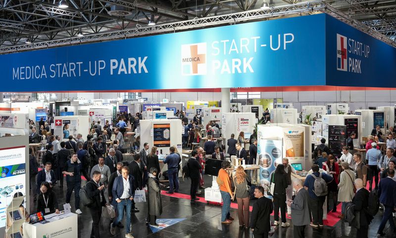 Auf dem Medica Start-up Park können Jungunternehmen ihre Digital-Health-Lösungen präsentieren und mit anderen potenziellen Investoren und Kooperationspartnern zusammenkommen. Gezeigt wurden u. a. Mobile-Health-Apps, KI-Anwendungen und Neuheiten im Bereich der Medizinrobotik. (Bild: Messe Düsseldorf / Tillmann)