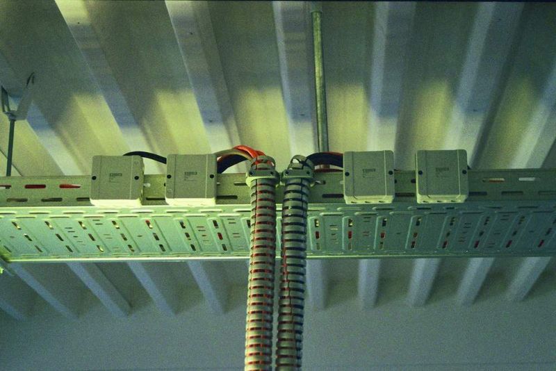 2 Auch das Zubehör  ... für den Anschluss der Energiekette an den Kabeltrog wurde von igus geliefert. (Archiv: Vogel Business Media)