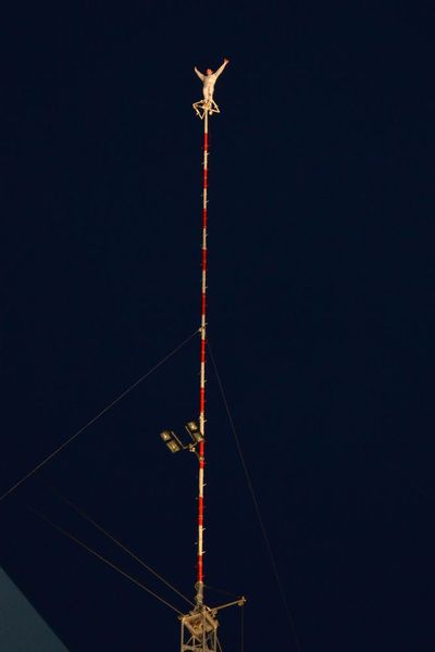 Dort gab es zu später Stunde im Scheinwerferlicht artistische Vorführungen zu sehen: Auf der Spitze in 60 Metern (!) Höhe vollführte ein Mitglied der Artistenfamilie „Geschwister Weisheit“ verschiedene Kunststücke. (Bild: Grimm/»kfz-betrieb«)