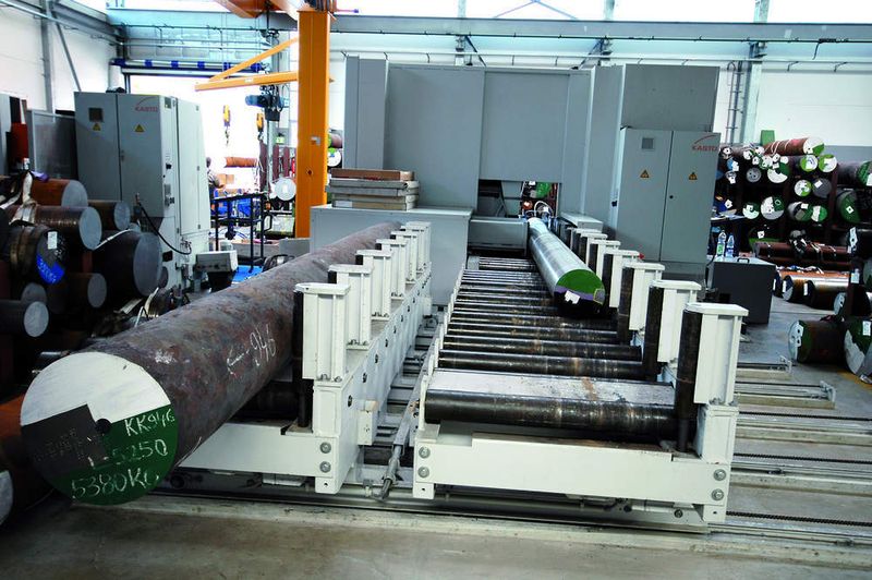 Bild 3: Zufuhrseite der Kastotec AC 7 mit einer Verschieberollenbahn zur Optimierung der Auftragswechselzeiten von Stab zu Stab. Bilder: Kasto (Archiv: Vogel Business Media)